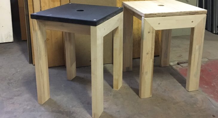 zwei Hocker aus Restholz